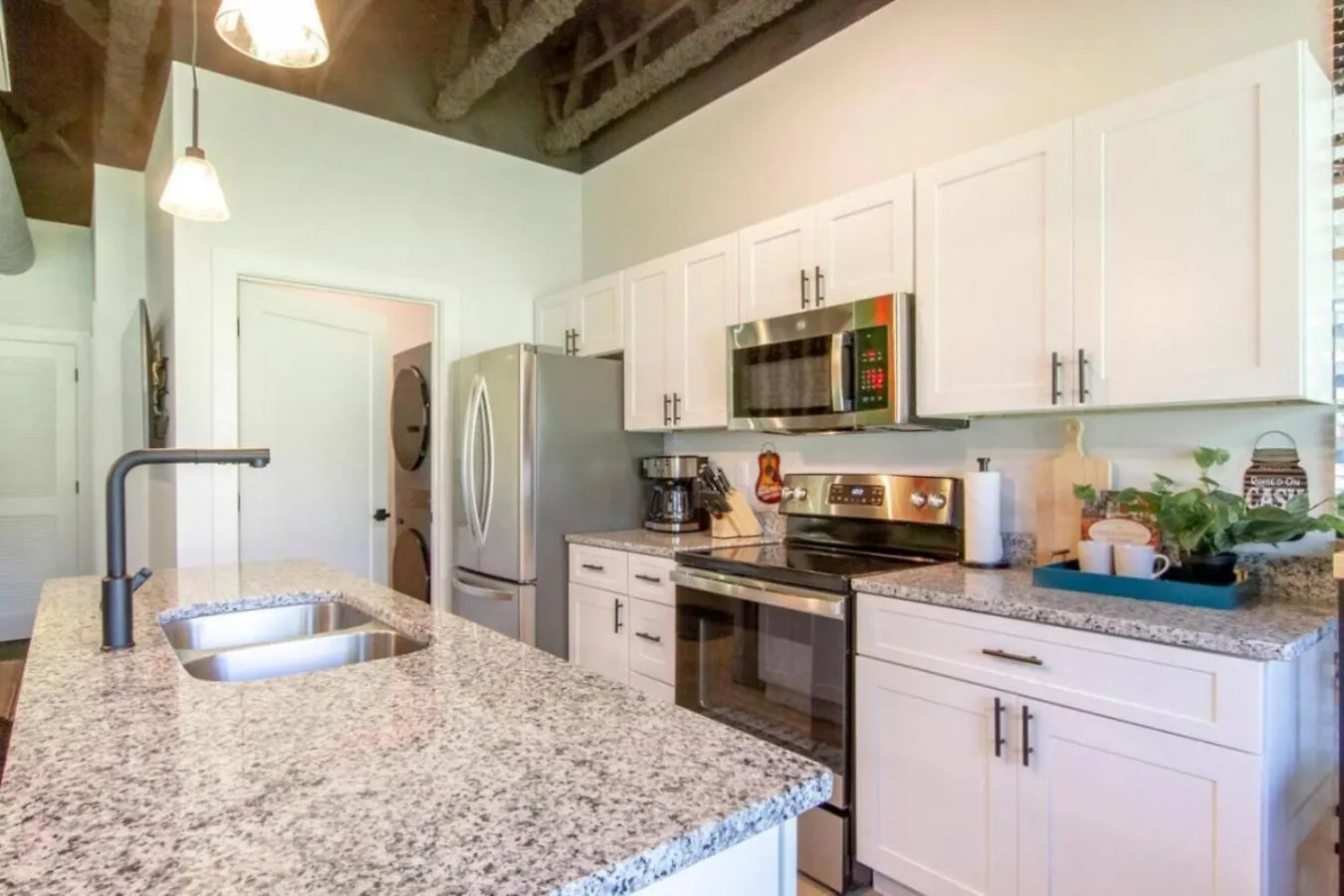 Vibrant Studio Retreat - South Nashville Apartment