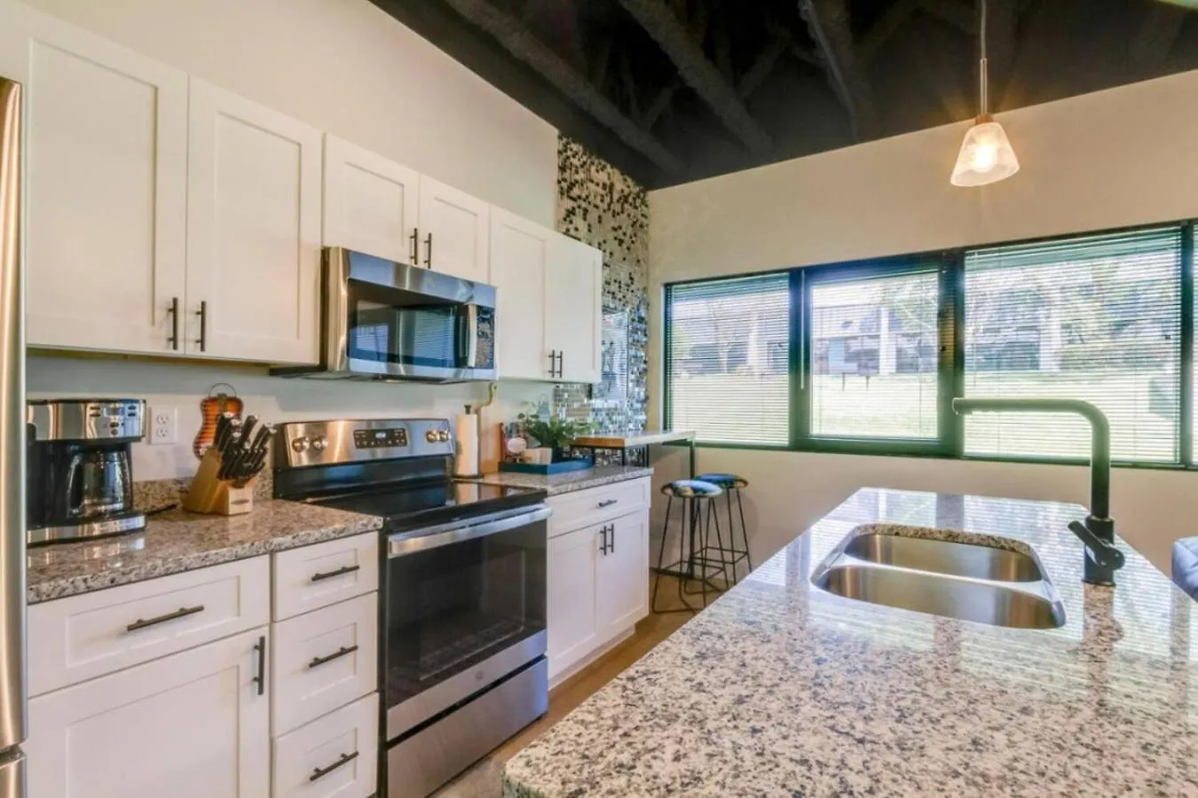 Vibrant Studio Retreat - South Nashville 0*,